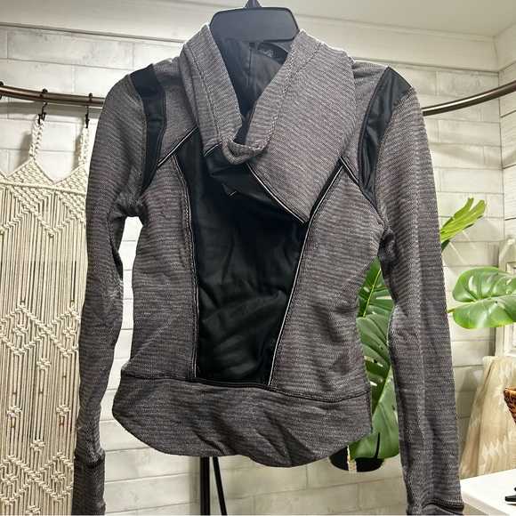 Grey and black Ivivva Athletica - Picture 2 of 2